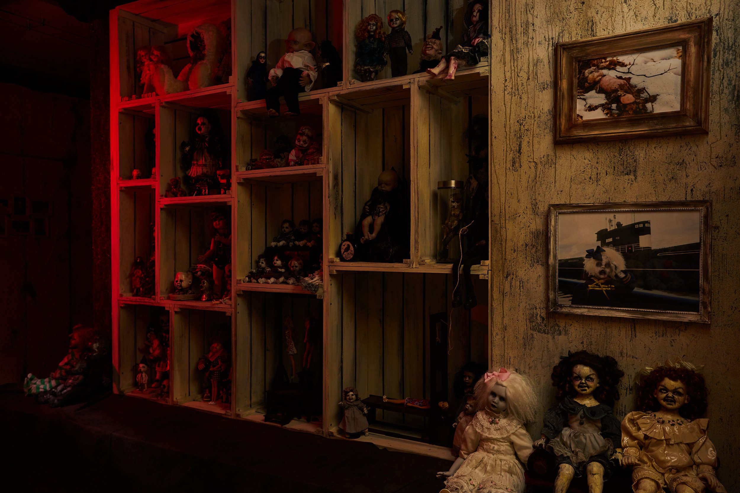 Музей мертвых кукол, улица Малая Молчановка, 8 ст2, цокольный этаж, вход через ворота с логотипом музея, из арки налево