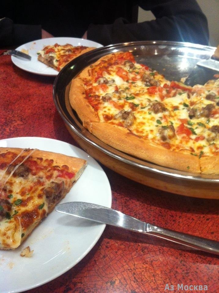 Кафе пицца телефон. Пицца в кафе. Пицца на столе в кафе. Столы в пиццерии. Пицца Алло пицца.