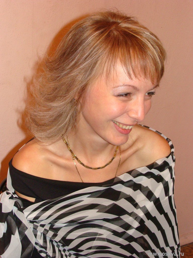 Алиса, студия прически и маникюра, Лескова, 25 (1 этаж; справа от ателье Diana)