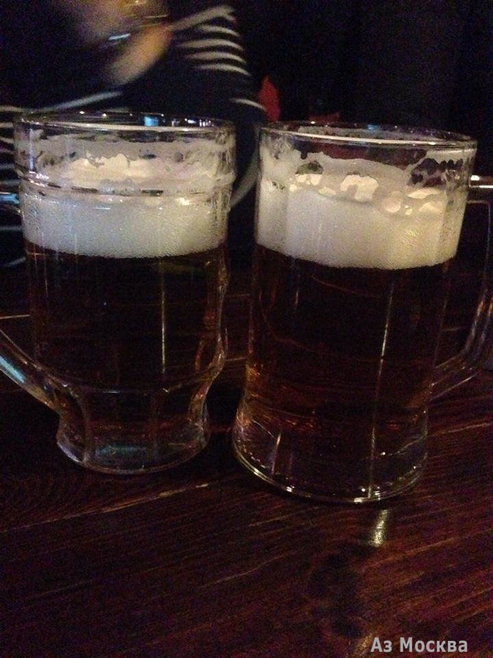 Пиво на столе в баре